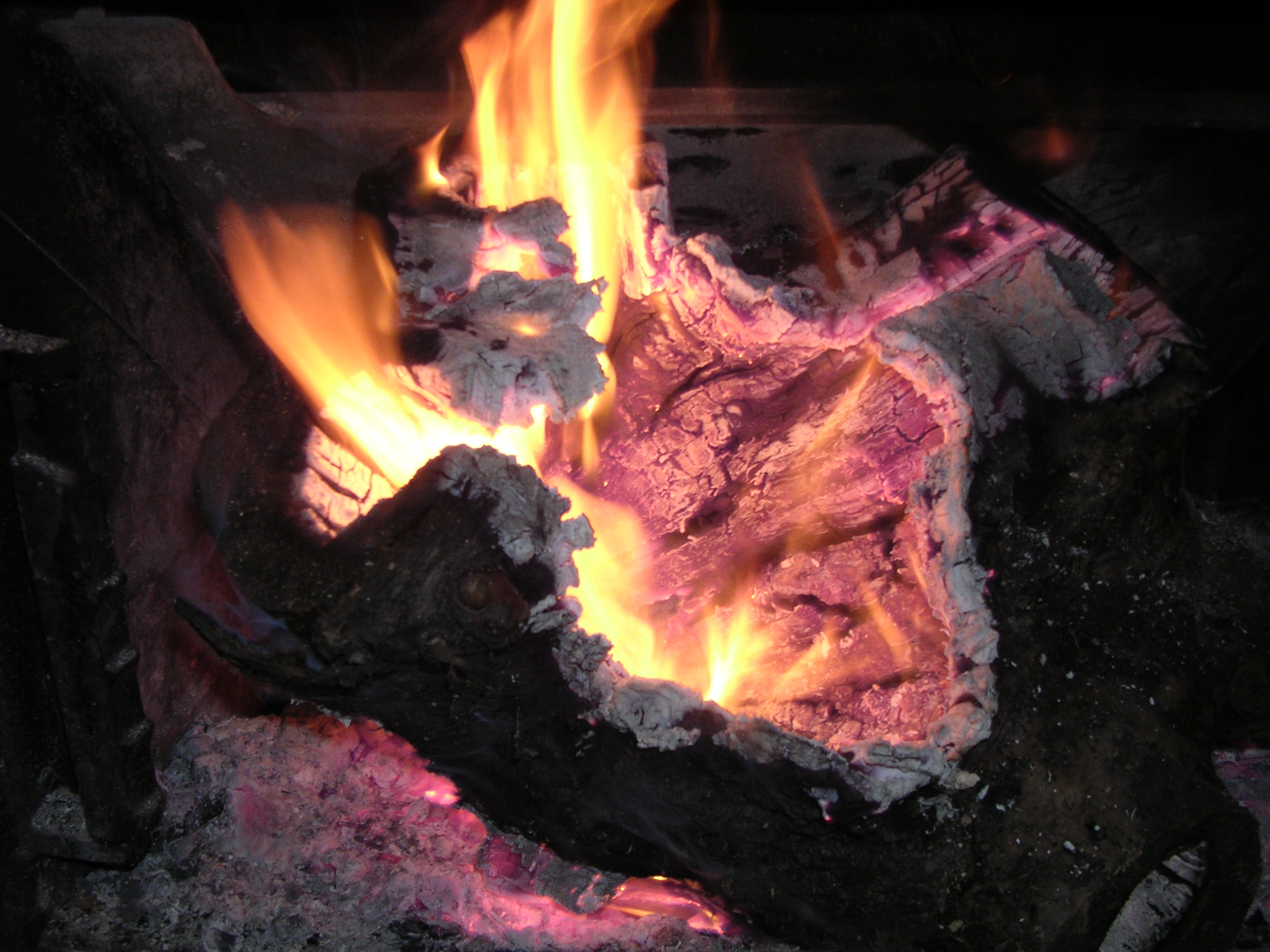 Ηφαιστος Quelle qu|en soit l|origine, de naissance ou à la suite de la chute sur Lemnos, Héphaïstos est donc boiteux; sa claudication rappelle sans doute le mouvement tremblotant de la flamme. 34.